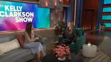 Falda lápiz de lentejuelas transparentes Monse usada por Eva Longoria en The Kelly Clarkson Show el 26 de marzo de 2025