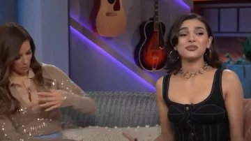 Top bustier de mezclilla Cindy Castro Leslie usado por Paulina Chávez en The Kelly Clarkson Show el 26 de marzo de 2025