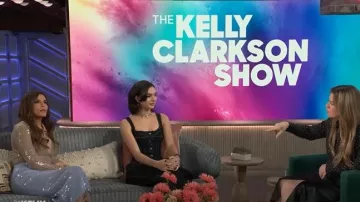 Cindy Castro Pantalones de mezclilla de pierna ancha Erika usados por Paulina Chávez como se ve en The Kelly Clarkson Show el 26 de marzo de 2025