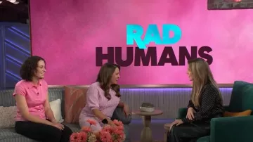 Suéter de cuña de punto ondulado de Ann Taylor usado por como se ve en The Kelly Clarkson Show el 26 de marzo de 2025