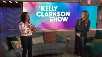Blusa de seda con botones en la parte delantera de L'Agence Dani usada por Emily Kaufman como se ve en The Kelly Clarkson Show el 26 de marzo de 2025
