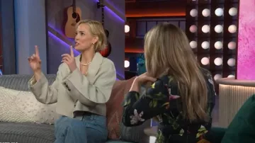 Chaqueta sastre redondeada recortada JW Anderson usada por Leslie Bibb como se ve en The Kelly Clarkson Show el 27 de marzo de 2025