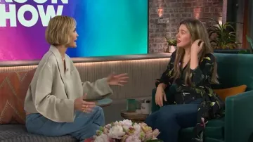 Camisa drapeada de orquídea Oscar de la Renta usada por Kelly Clarkson como se ve en The Kelly Clarkson Show el 27 de marzo de 2025