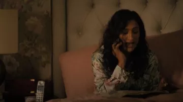 Olivia von Halle Lila Conjunto de pijama de seda con estampado floral usado por Valika (Sarayu Rao) como se ve en Good American Family (S01E01)