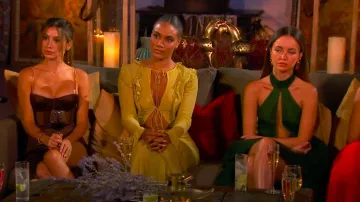 Lovers + Friends Justine Maxi Vestido en Verde Bosque usado por Carolina Quixano como se ve en The Bachelor (T29E04)