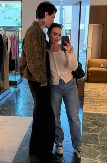 Alexander Wang Mid Rise Straight Leg usado por Demi Lovato en su publicación de Instagram el 3 de marzo de 2025