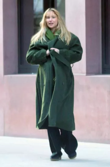 Écharpe souple à franges Mango portée par Jennifer Lawrence à New York le 3 mars 2025