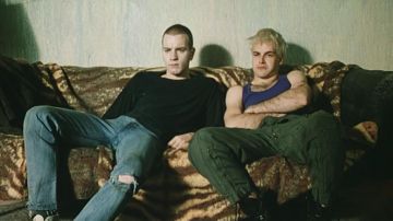 The blue vest of Simon "Sick Boy" Williamson (Jonny Lee Miller) in Trainspotting