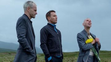The trench coat blue of Sick Boy (Jonny Lee Miller) in T2 : Trainspotting 2