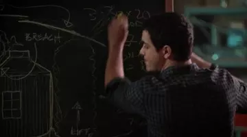 The plaid shirt of Walter O'brien (Elyes Gabel) in Scorpio