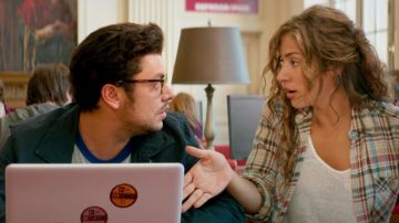 Stickers New Era 59FIFTY on the computer of Reuben (Kev Adams) in Gangsterdam