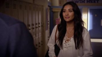 The golden necklace to Emily Fields (Shay Mitchell) in Pretty Little Liars S07E08