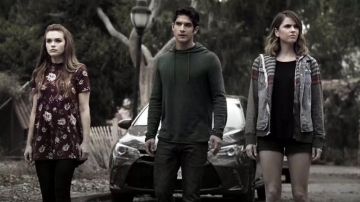 The flower dress of Lydia Martin (Holland Roden) in Teen Wolf S06E06