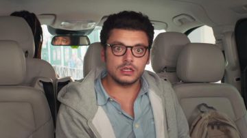 The sweatshirt hoody gray of Reuben (Kev Adams) in Gangsterdam