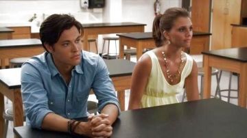 The yellow dress Alice and Olivia Sutton Mercer (Alexandra Chando) on The lying game S02E02