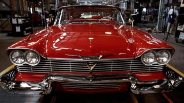 1957 Red Plymouth Fury conducido por Arnold Cunningham / Arnie (Keith Gordon) como se ve en Christine