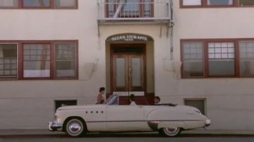 Véhicules de films Rain Man : Tom Cruise conduit une Buick Convertible Roadmaster en blanc pour emmener son frère en voiture