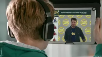 Le casque audio rectangulaire de Lucas dans Fais pas ci Fais pas ça