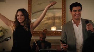 the dress of Paige Dineen ( Katharine McPhee ) in Scorpio