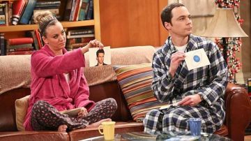 Túnica a cuadros usada por Sheldon Cooper (Jim Parsons) en The Big Bang Theory S09E23
