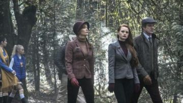 la veste blazer de Cheryl Blossom (Madelaine Petsch) dans Riverdale