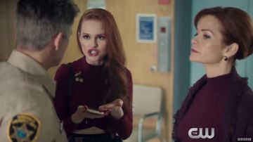 Le haut bordeaux crop top de Che­ryl Blos­som (Ma­de­laine Petsch) dans Ri­ver­dale S01E07