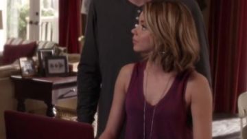 The tank top of Haley (Sarah Hyland) in Modern Family S07E03