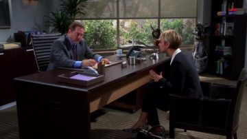 Court shoes leopard Michael Kors Penny (Kaley Cuoco) in The Big Bang Theory S08E01