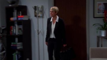 The hand bag, Tory Burch Penny (Kaley Cuoco) in The big bang theory S08E01