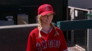 The cap of baseball of Bernadette Rostenkowski (Melissa Rauch) The Big Bang Theory S08E03