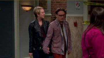 The leather jacket of Penny (Kaley Cuoco) in The Big Bang Theory S08E03