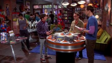 The Vans shoes of Howard Wolowitz (Simon Helberg) The big bang theory S08E04