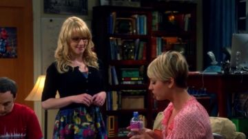 The vest cardigan short for Bernadette Rostenkowski (Melissa Rauch) The Big Bang Theory S08E02