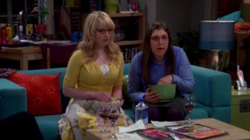Le gilet cardigan jaune court de Bernadette Rostenkowski (Melissa Rauch) dans The Big Bang Theory S08E14