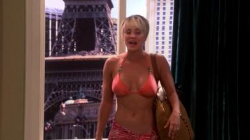 The bikini top pink / orange Penny (Kaley Cuoco) in The Big Bang Theory S08E05
