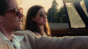 Las gafas de sol de Emma (Anne Hathaway) en un día