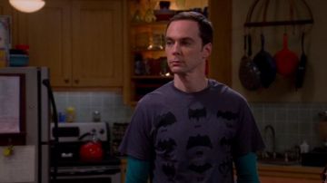 Le t-shirt gris Batman Symbol de Sheldon Cooper (Jim Parsons) dans The big bang theory S08E06
