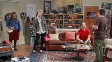 Bolso rojo de Penny (Kaley Cuoco) en The big bang theory S08E12