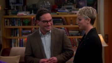 La chemise bleue et rayée de Leo­nard Hofstadter (Johnny Galecki) dans The Big Bang Theory S08E13