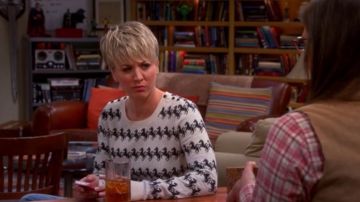 The sweater pattern horse Penny (Kaley Cuoco) in The big bang theory S09E15