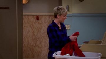 Camisa a cuadros azul de Penny (Kaley Cuoco) en The big bang theory S08E15