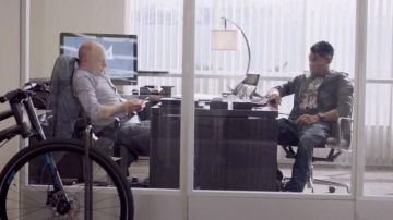 Lámpara de mesa Lite Source de Joe (Rob Corddry) en Ballers