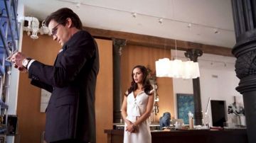 The suspension Artemine in the office of Neal Caffrey (Matt Bomer) FBI : Duo very special