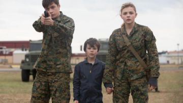 the shirt camouflage Cassie Sullivan (Chloë Grace Moretz) in The 5th Wave