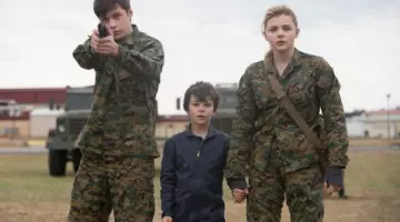 the shirt camouflage Cassie Sullivan (Chloë Grace Moretz) in The 5th Wave