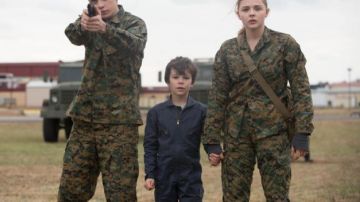 the pants camouflage Cassie Sullivan (Chloë Grace Moretz) in The 5th Wave
