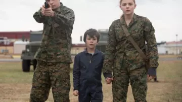 the pants camouflage Cassie Sullivan (Chloë Grace Moretz) in The 5th Wave