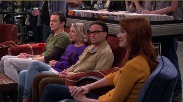 The sweater pattern horses, Penny (Kaley Cuoco) in The Big bang theory S09E04