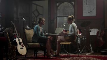 Les Converse Chuck Taylor All Star beige de Betty Cooper (Lili Reinhart) dans Riverdale S01E04