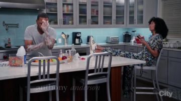 les sneakers adidas original de Rainbow Johnson (Tracee Ellis Ross) dans Black-ish